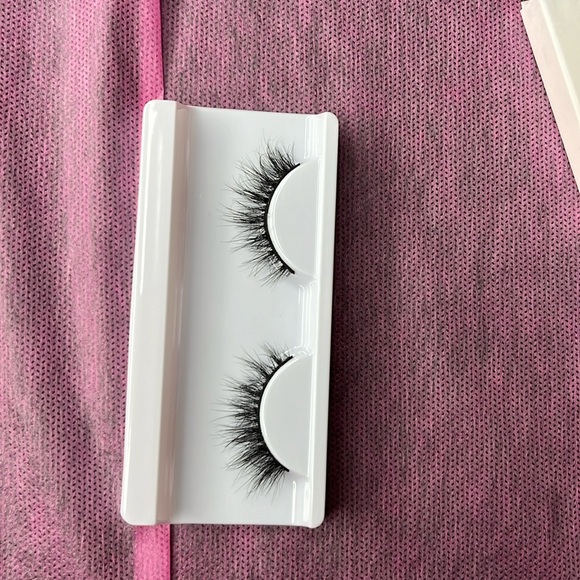 Strip Lashes - Picture 1 of 3